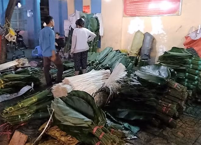 Một người bán ở chợ lá dong này cho hay, mua lá dong vào lúc sáng sớm sẽ được lá tốt hơn vì buổi chiều lá không còn đẹp