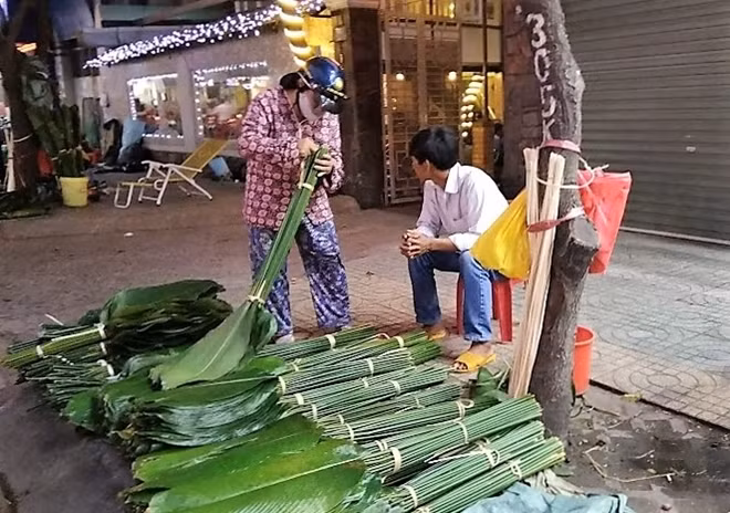Chỉ khoảng 500m nhưng chợ lá dong có đến hàng chục gian hàng bán lá dong