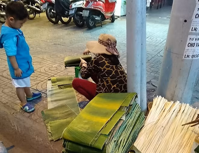 Lá chuối gói bánh tét cũng được bán nhiều ở chợ này
