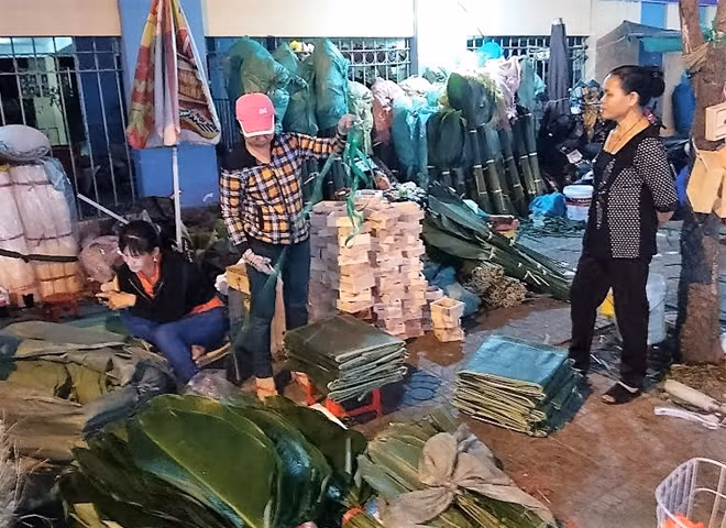 Lá dong được chuyển từ các tỉnh phía bắc theo đường tàu hỏa và theo xe tải từ Hóc Môn, Đồng Nai, Lâm Đồng về tập kết ở đây