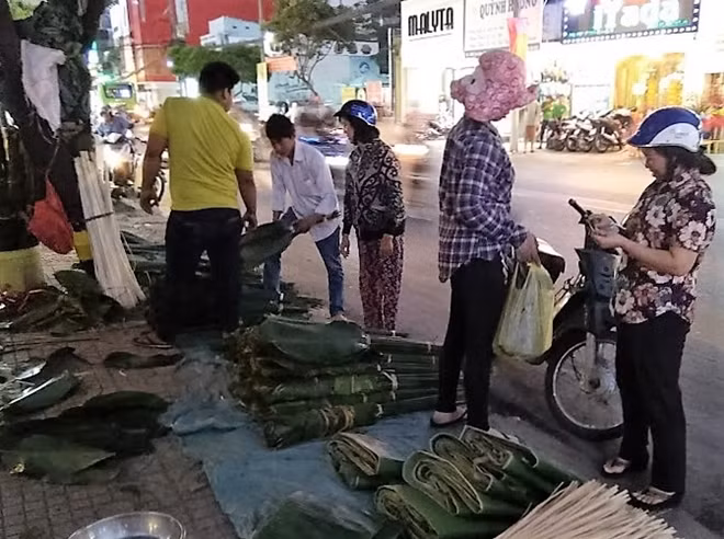 Mỗi bó lá dong khoảng 50 lá bán giá giao động từ 100-120 ngàn