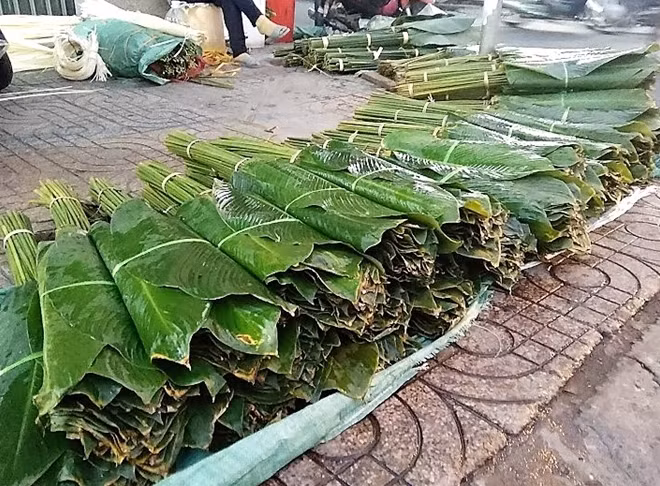 Bánh chưng là loại bánh cúng trên bàn thờ tổ tiên vào dịp tết. Các siêu thị, cửa hàng vào dịp tết bán bánh chưng gói sẵn, tiện lợi nhưng nhiều người vẫn chọn cách tự gói bánh