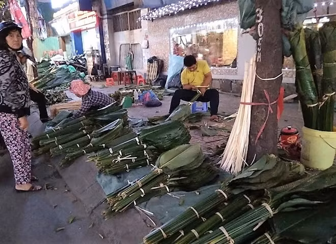 Bắt đầu từ 20 tháng chạp chợ lá dong trên đường Cách Mạng Tháng Tám lại được mở bán phục vụ những người gói bánh tại nhà, giữ nét truyền thống xưa