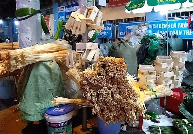 Người đến mua lá dong sẽ được gỏi tặng lạt gói bánh