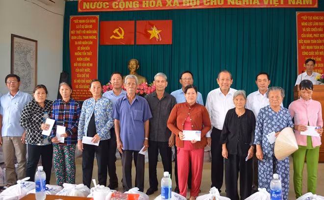 Phó Thủ tướng Thường trực Trương Hòa Bình trao quà cho người dân