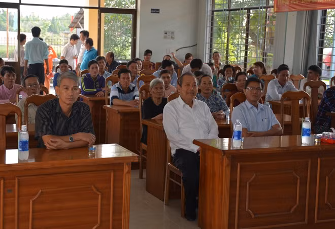 300 phần quà được trao tận tay người dân
