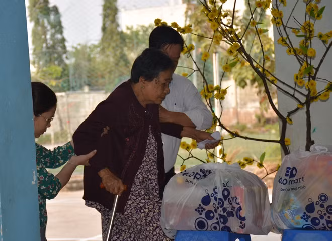 Người dân xã Phước Hiệp đến nhận quà từ Phó Thủ tướng Thường trực Trương Hòa Bình