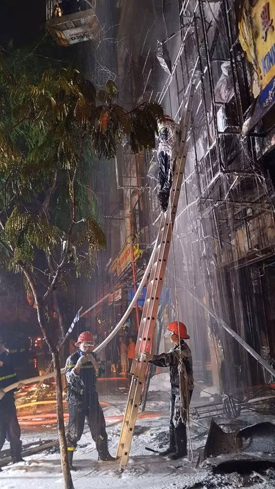 Các chiến sĩ triển khai chữa cháy