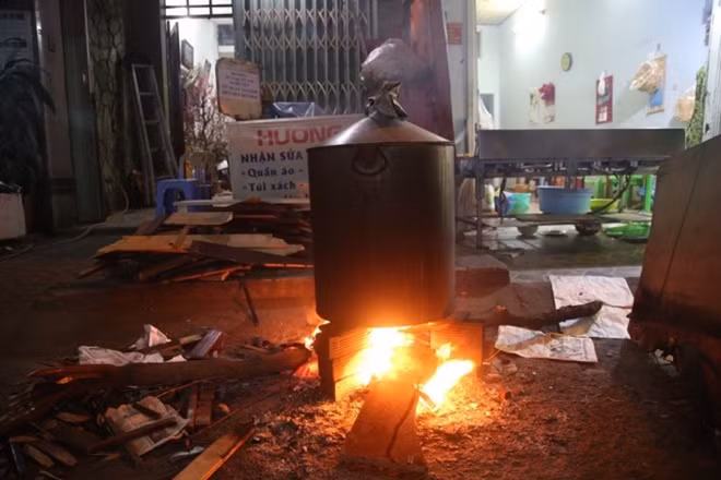 Một người dân nấu bánh chưng trên đường phố