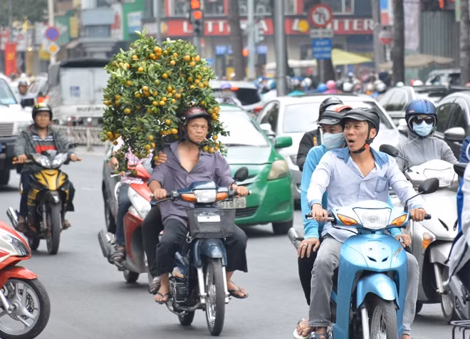 Mọi người đều tất bật vì thời gian đón khoảng khắc năm mới rất gần