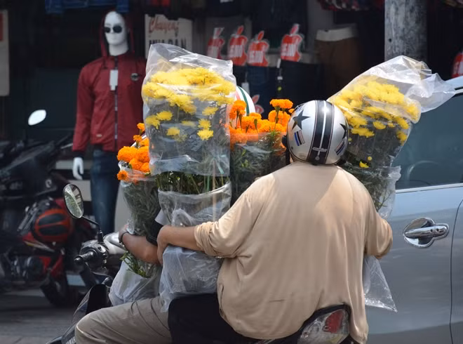 Ai cũng tranh thủ để kịp đón giao thừa