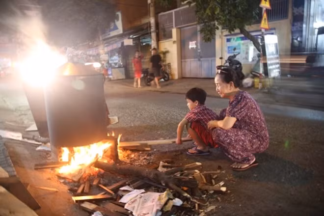 Bà cùng cháu nấu bánh chưng