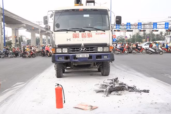 Chiếc xe gắn máy của nạn nhân cháy rụi