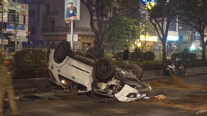 Xe 7 chỗ lật ngửa trên đường