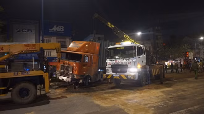 Xe đầu kéo gặp nạn