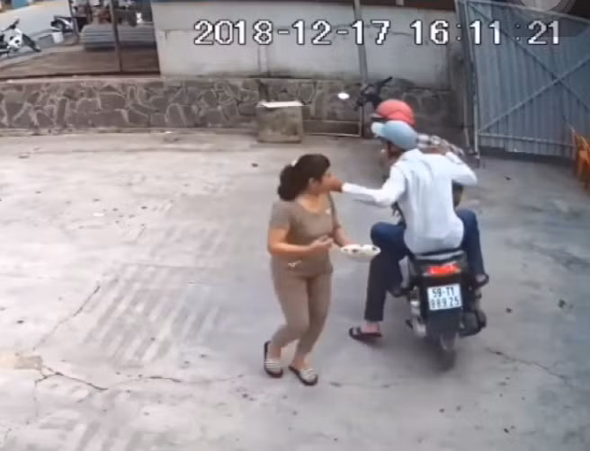 Hình ảnh 2 đối tượng gây án bị camera ghi lại Hình ảnh 2 đối tượng gây án bị camera ghi lại