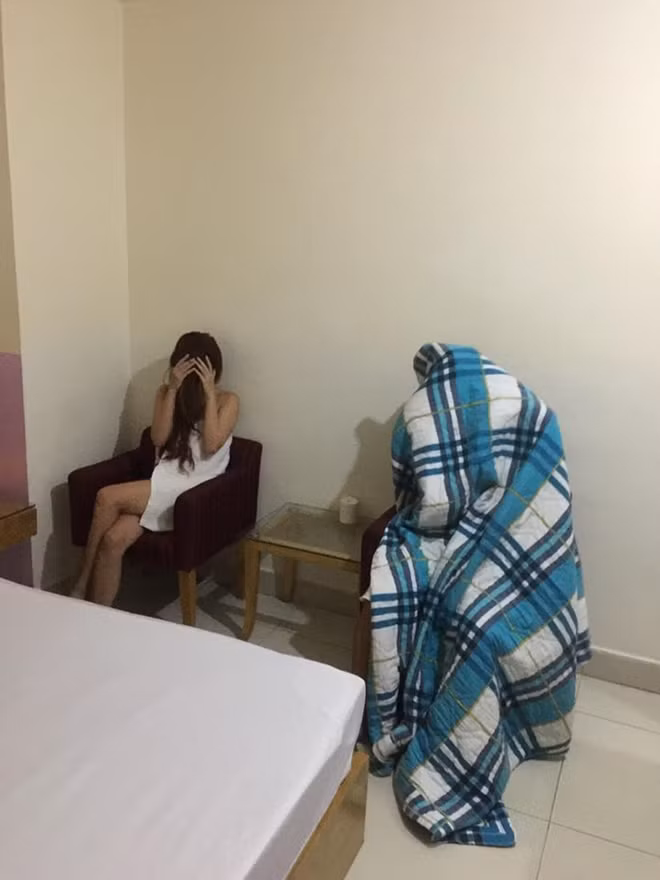 Các cô gái bị bắt quả tang mua bán dâm