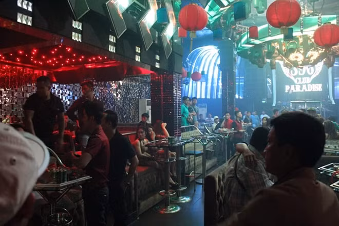 Dù quá giờ qui định nhưng trong bar vẫn còn nhiều khách