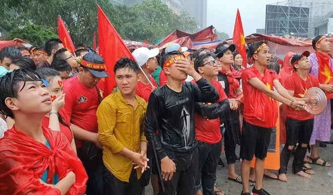 Người ướt sũng nhưng nhiều cổ động viên không rời vị trí