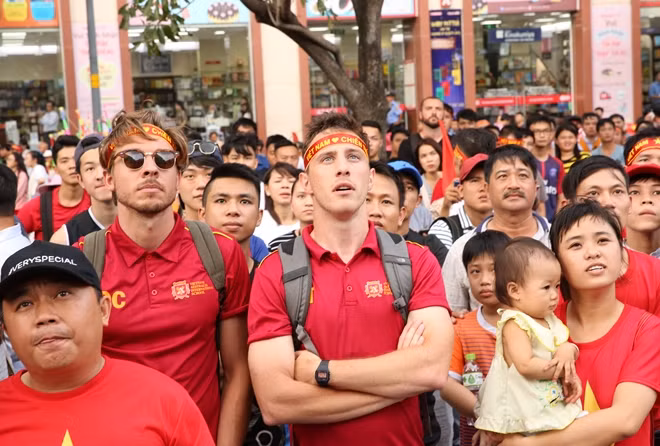 Xen lẫn với cổ động viên Việt Nam có rất nhiều khách nước ngoài cũng tham gia cổ vũ