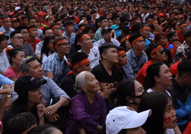 Ai cũng mong muốn cổ vũ cho đội nhà