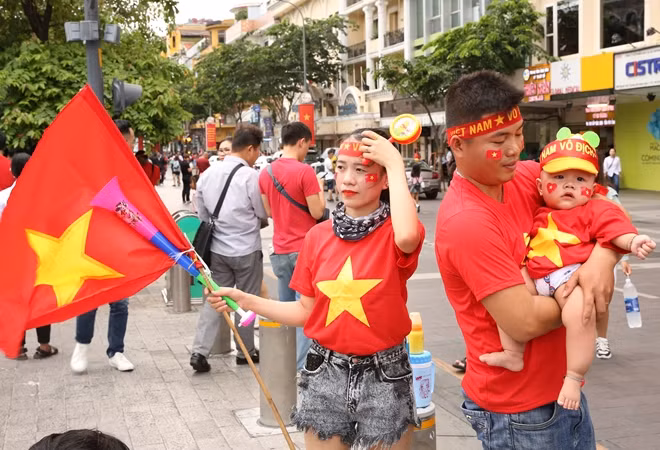 Một gia đình với cờ hoa cổ vũ cho Olympic Việt Nam