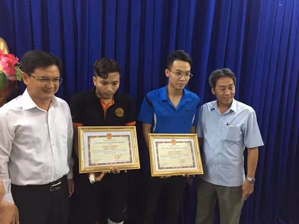 UBND và Công an quận Thủ Đức tặng giấy khen 3 quần chúng tham gia truy bắt tội phạm