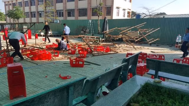 Học sinh bị thương được chuyển vào bệnh viện chữa trị