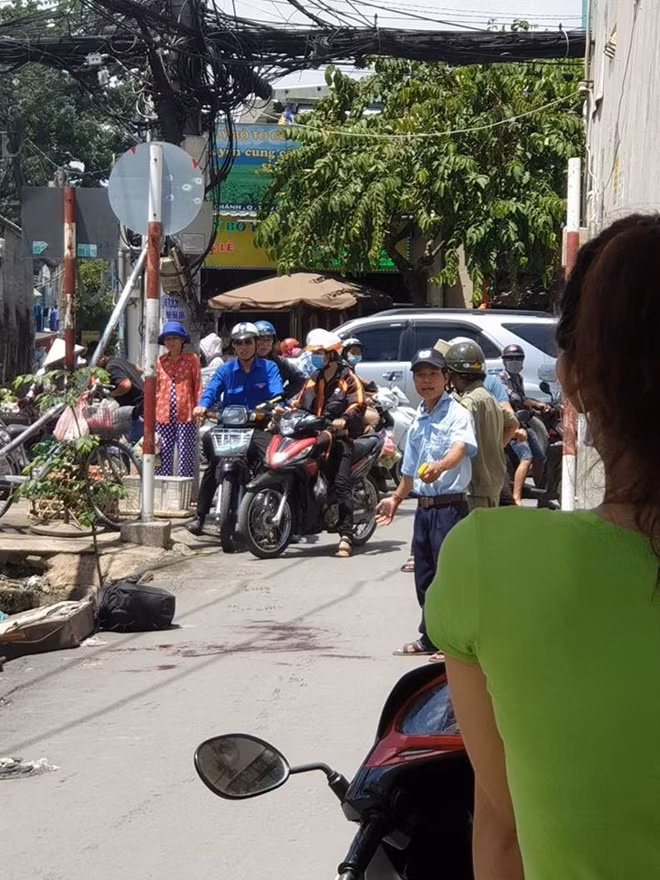 Trước đó người đàn ông này đã dùng hung khí tự gây vết thương cho mình