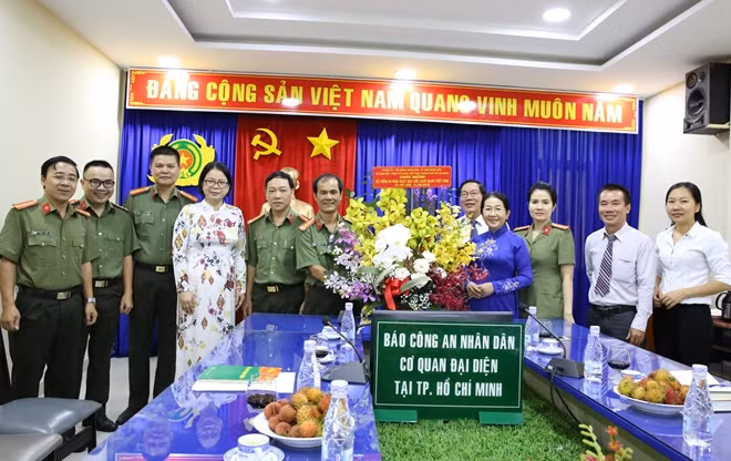 Đoàn Thành ủy TP Hồ Chí Minh tặng hoa và chụp ảnh lưu niệm với cán bộ chiến sĩ cơ quan đại diện Báo CAND tại TP Hồ Chí Minh