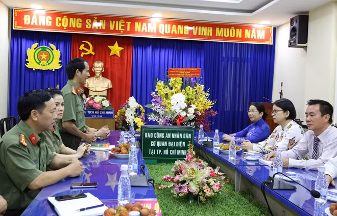 Đại diện lãnh đạo Cơ quan đại diện Báo CAND tại TP Hồ Chí Minh thông báo tình hình hoạt động của đơn vị với đoàn công tác.