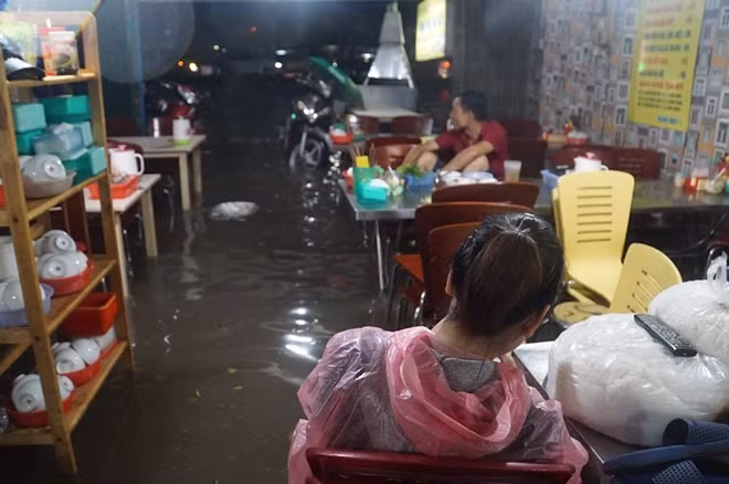Người dân ngao ngán phó mặc cho nước tràn vào nhà