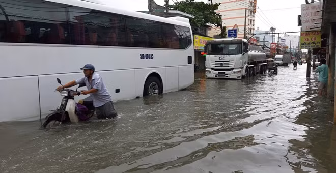 Sáng cùng ngày nhiều tuyến đường vẫn còn ngập sâu