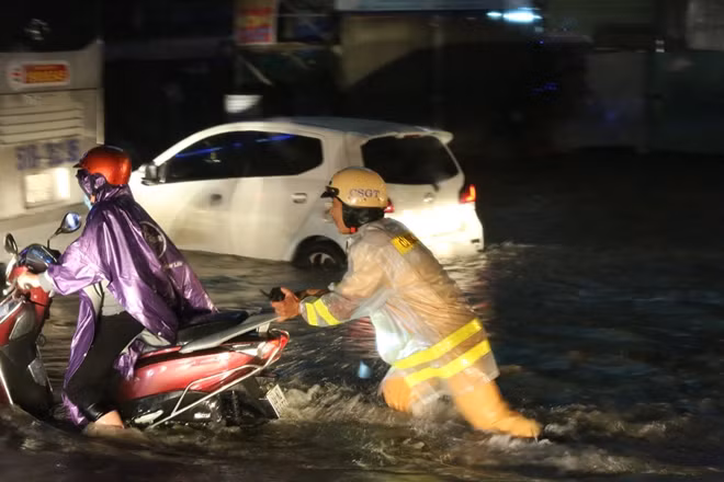 Các tuyến đường ngập nặng khiến nhiều phương tiện chết máy
