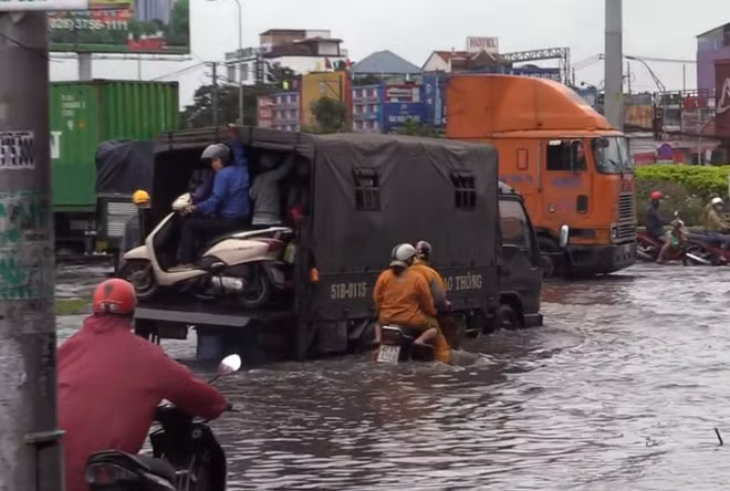 Những tuyến đường bị ngập luôn có các tổ CSGT thường trực giúp dân