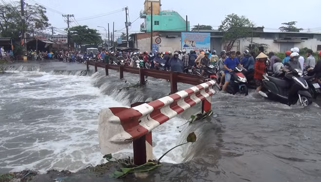 Khu vực này nước tràn đường khiến anh Long bị cuốn trôi