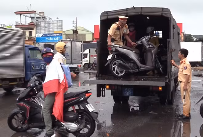 Nhờ có các tổ CSGT này mà một số phụ nữ không bị trễ giờ làm trong sáng đầu tuần