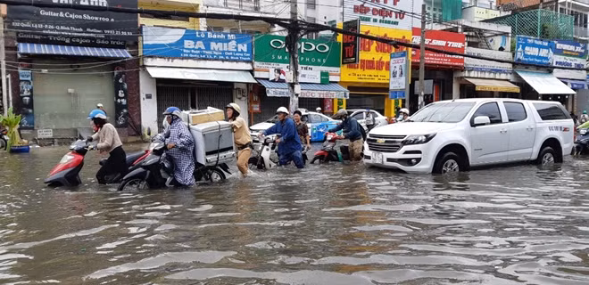 Các phương tiện chở hàng hóa bị chết máy được CSGT đẩy di chuyển trên đường