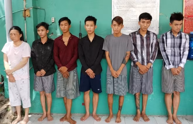 7 người liên quan được đưa về trụ sở.