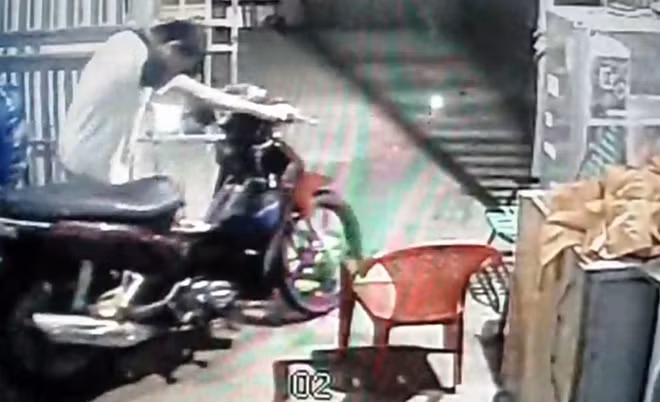 Hình ảnh 2 đối tượng nhí là bảo vệ đang trộm xe máy bị camera ghi lại