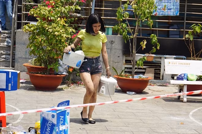 Khói ám trong căn hộ nên nhiều lấy tài sản xong ra ngoài bị muội bám đen nhẽm