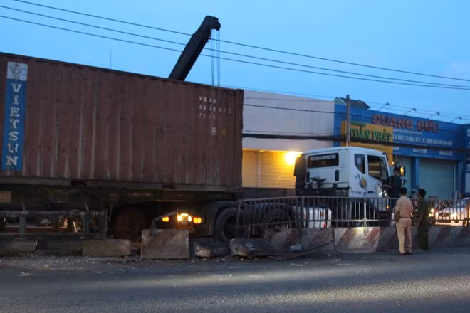 Xe đầu kéo cuốn dải phân cách bằng bê tông
