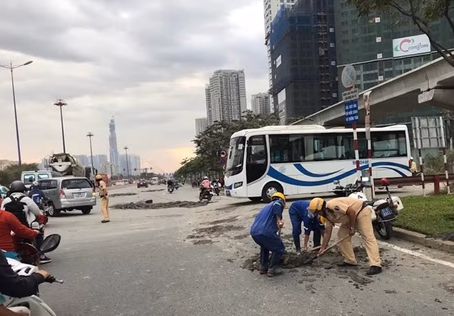 Hình ảnh tổ CSGT dọn dẹp bùn đất trên đường khiến nhiều người cảm phục