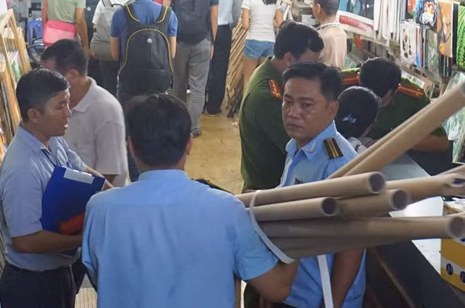 Tổ trật tự đô thị thu gom số khung tranh lấn chiếm lối thoát hiểm