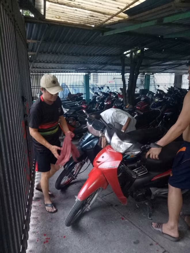 Xe trong nhà bị dính sơn