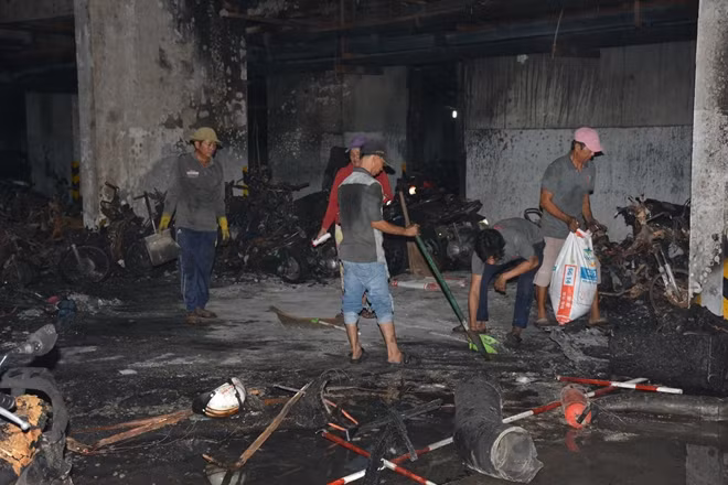 Tầng hầm chung cư đang được dọn dẹp sau vụ cháy