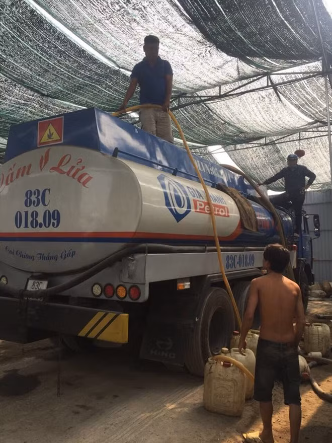Xăng từ xe bồn được rút ra bán cho Trí