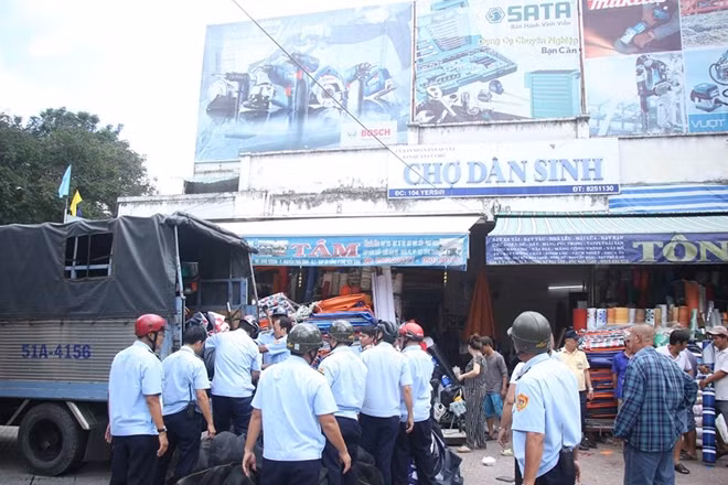Hình ảnh đoàn kiểm tra liên ngành kiểm tra lấn chiếm vỉa hè trong sáng 31-7