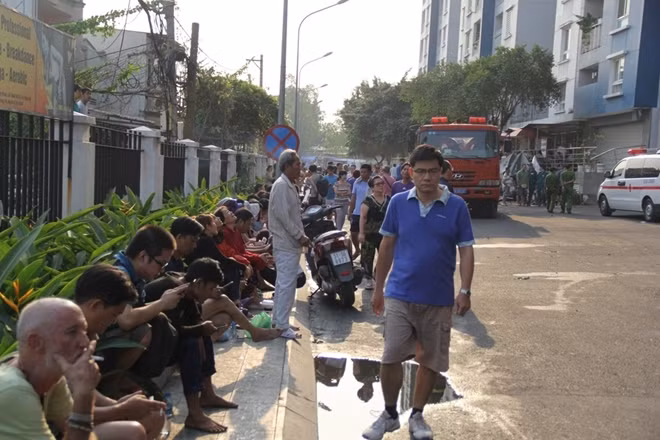 Nhiều cư dân sống ở chung cư Carina Plaza phút chốc mất đi người thân, tài sản và phải sống cảnh "không nhà".
