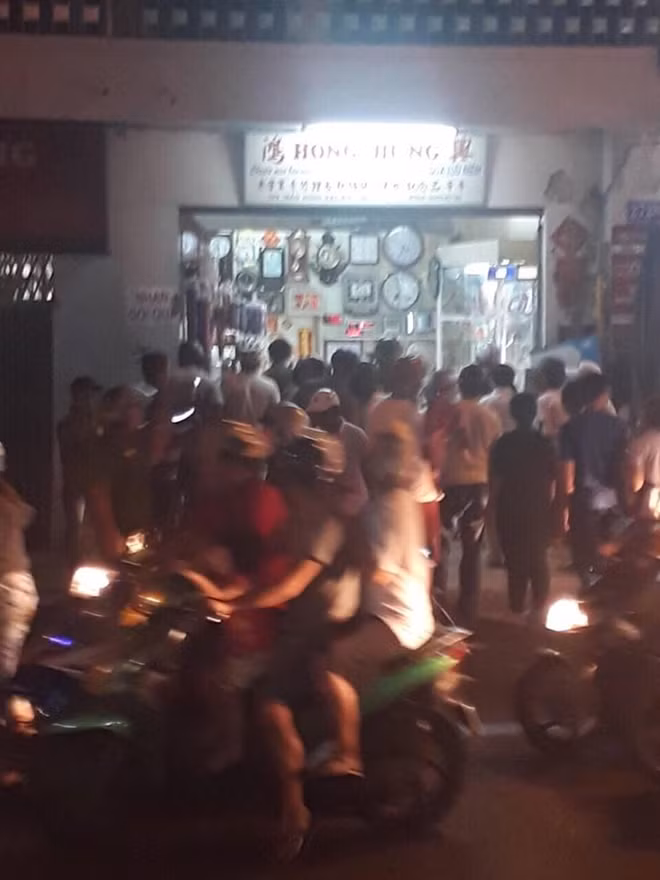 Người dân vây quanh hiện trường